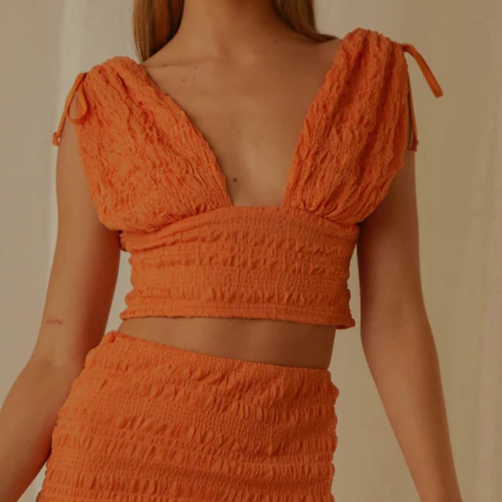 Brand new with tags ruched top! Size 6 🧡